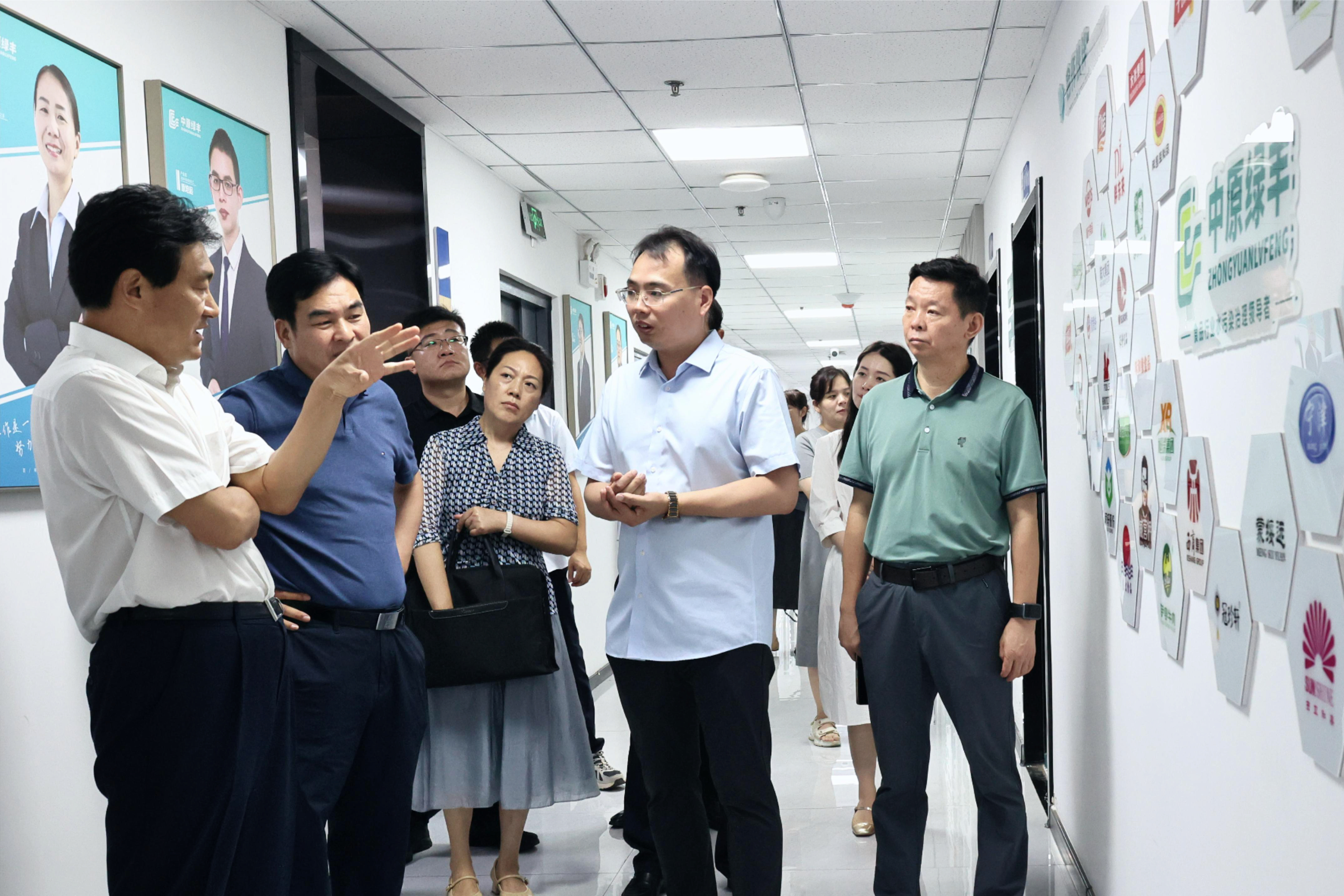 市人大常委会主任王乐新、红旗区区委书记刘宏锋、人大常委会主任赵建军等领导一行 莅临公司调研工作